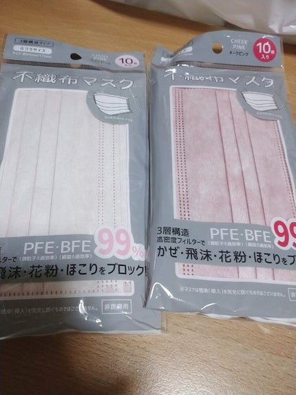 DAISO マスク(不織布3層マスク10枚入)のクチコミ「血色マスクをお試しにお手軽に💗
ダイソーで販売してる
不織布デザインマスクをゲットしました。.....」(1枚目)