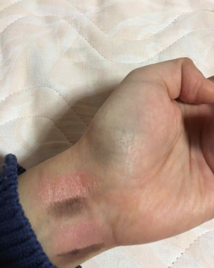 パウダーアイシャドウ ブルーミングキティ/DAISO/アイシャドウパレットを使ったクチコミ(3枚目)