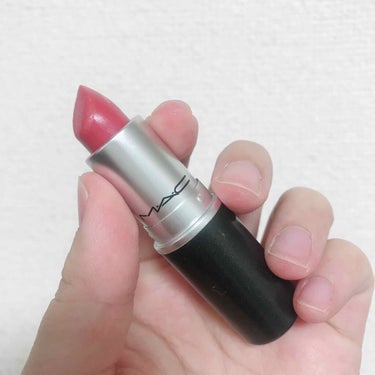 macのリップたち💄

▷1枚目　L シーシア
赤だけどコーラル寄りので、赤リップが苦手な人もいけます！

▷2枚目　C ニッポン
ラメが含まれているから、唇がキラキラ輝く。発色は控えめ。コーラルピンク