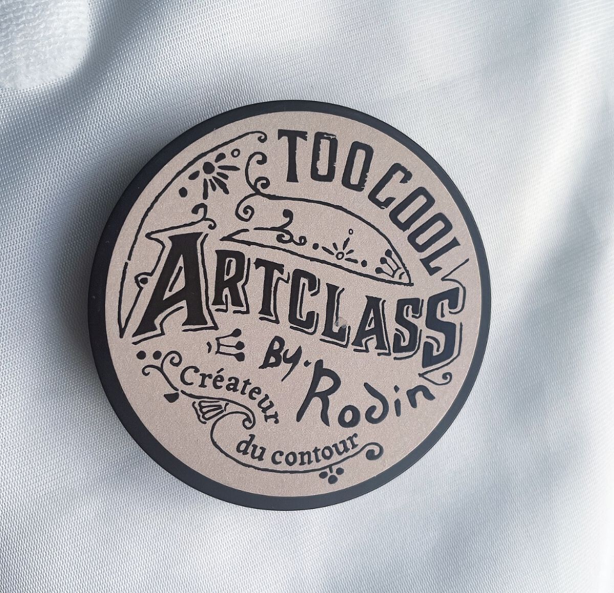 too cool for school　
アートクラス バイ ロダン シェーディングマスター
モダン　税込2090円

イエベはクラシック、ブルベはモダンって聞いて
モダン買ってみた！ブラシもついてきてびっくり‼️

ブルベの人でもはっきり