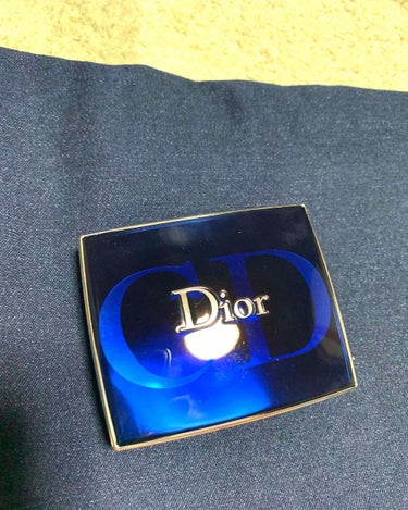 Diorのシャドウです！


⚠️腕めちゃ汚いのごめんなさい💦💦_(._.)_　

薄い紫と濃い紫とラメとベースとアイラインが入ってて真ん中の薄い紫のメインの色がどタイプで使ってます😁💕💕(3枚目のです