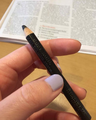 Rimmelのお安い鉛筆型のアイライナーです。
写真の通り、書いた後指で擦ると色が落ちやすいのですが、目尻に書いた部分をぼかすのには使いやすくて私は愛用しています。

夏場じゃなく、目の上の方にしか線を