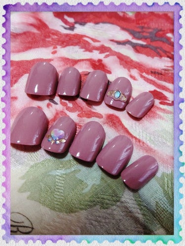 《ネイルチップ作ろ💅💎✨》
今日も寒いですね❄:;((＞﹏＜๑));:❄
こんな日はおこたから出たくない！
さて。昨日作ったネイルチップです😊
不器用なので上手ではないですが、ぶっちゃけ、自爪で失敗して