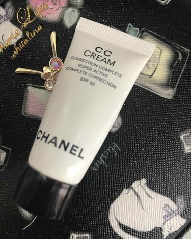 以前、CHANELのリップを購入した時にサンプルで付いてきました！！
CCクリームなので下地はいらないのですが私はPaul & JOEの下地とつかってます！乾燥しにくくカバー力もあるので冬にオススメです