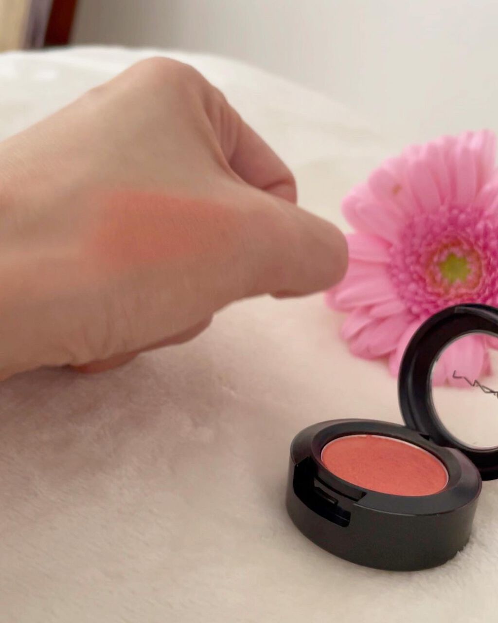 スモール アイシャドウ サスピシャスリー スウィート/M・A・C/単色アイシャドウを使ったクチコミ（3枚目）