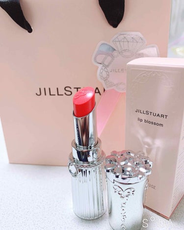 JILLSTUARTのリップ♡
なによりシルエットが可愛いんです♡
ずーっと見てられる可愛いさ！

つけ心地もすごく良くて、つけてみると
全然違和感なく
とても唇に馴染みやすいリップで
おすすめです٩(