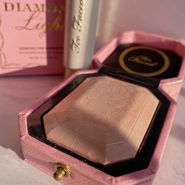 Too Faced ダイヤモンドライト マルチユース ハイライターのクチコミ「宝石箱ハイライト！！！肌馴染みのいいピンクで艶々に✨
【宝石箱のようなトキメキハイライト✨】
.....」（1枚目）