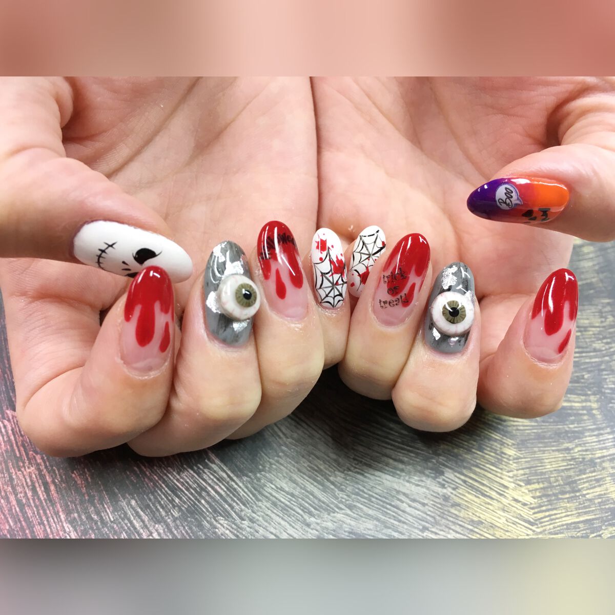 ホラーテイストだけど可愛い🖤
血糊やぷるんとした目玉のハロウィンネイル👻🧟‍♂️🎃
目玉はアクリルで丸を作って
目の血管をうっすら書く
その上にクリアジェル盛ってぷっくりさせて
最後に黒目を描いてる
なんとなく奥行き感出してます🧏