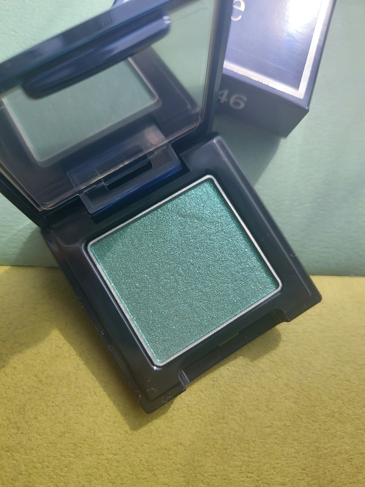 ラズル アイカラー/エレガンス ラズル /単色アイシャドウを使ったクチコミ（3枚目）