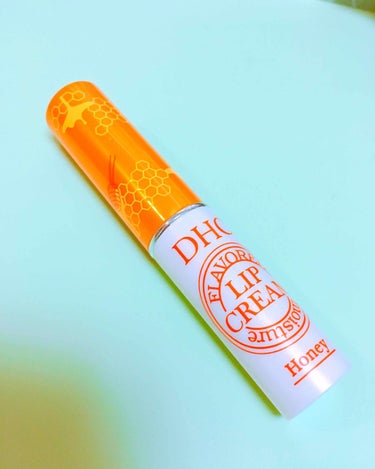 DHC  香る モイスチュア リップクリーム

可愛くてパケ買いしてしまいました✨
固めのテクスチャーで、匂いは蜂蜜というよりハーブみたいなスーッとした香りです。
たっぷり唇についてぷるっぷるって感じで