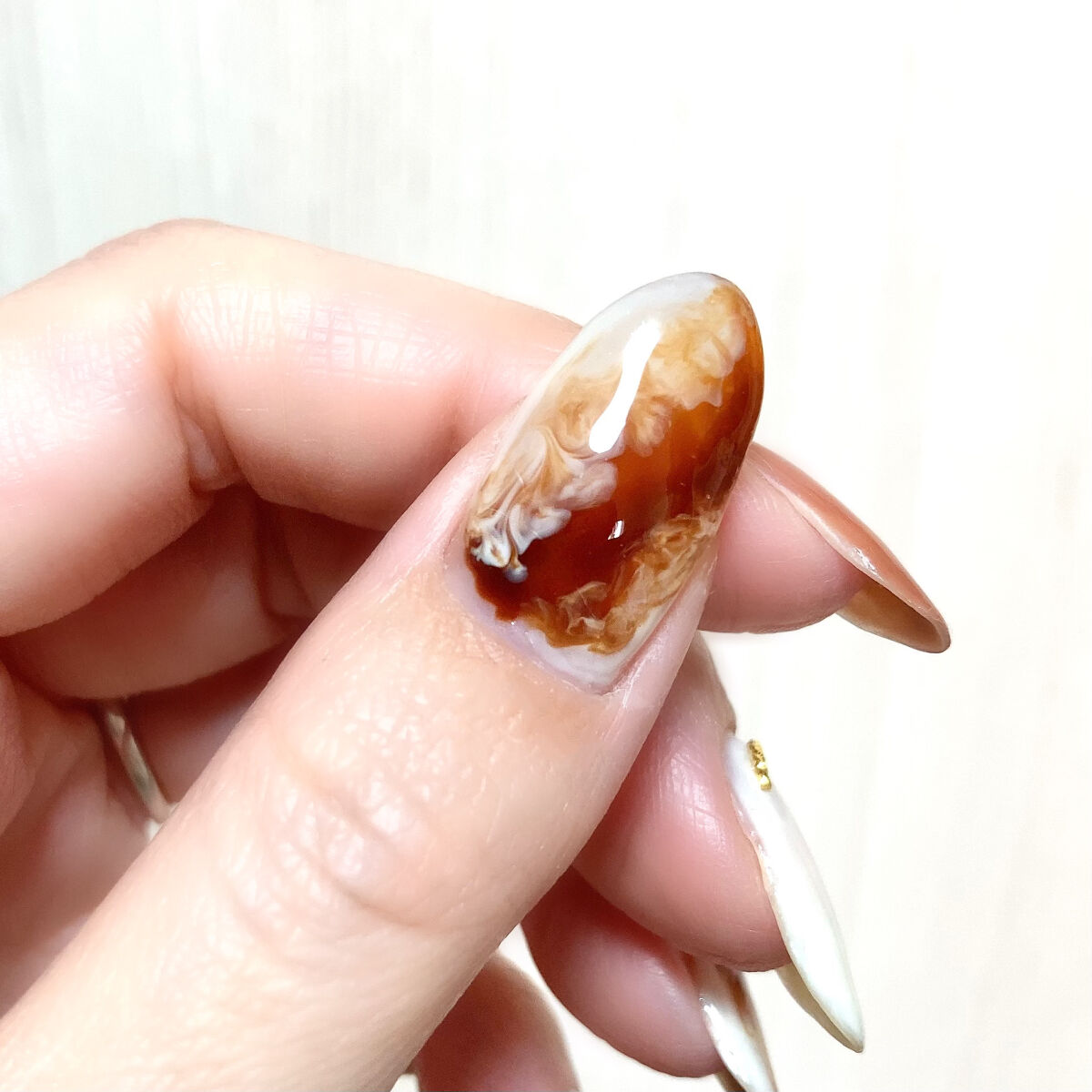 ムードペブルネイル 09 AMBER（アンバー）/rom&nd/マニキュアを使ったクチコミ（3枚目）