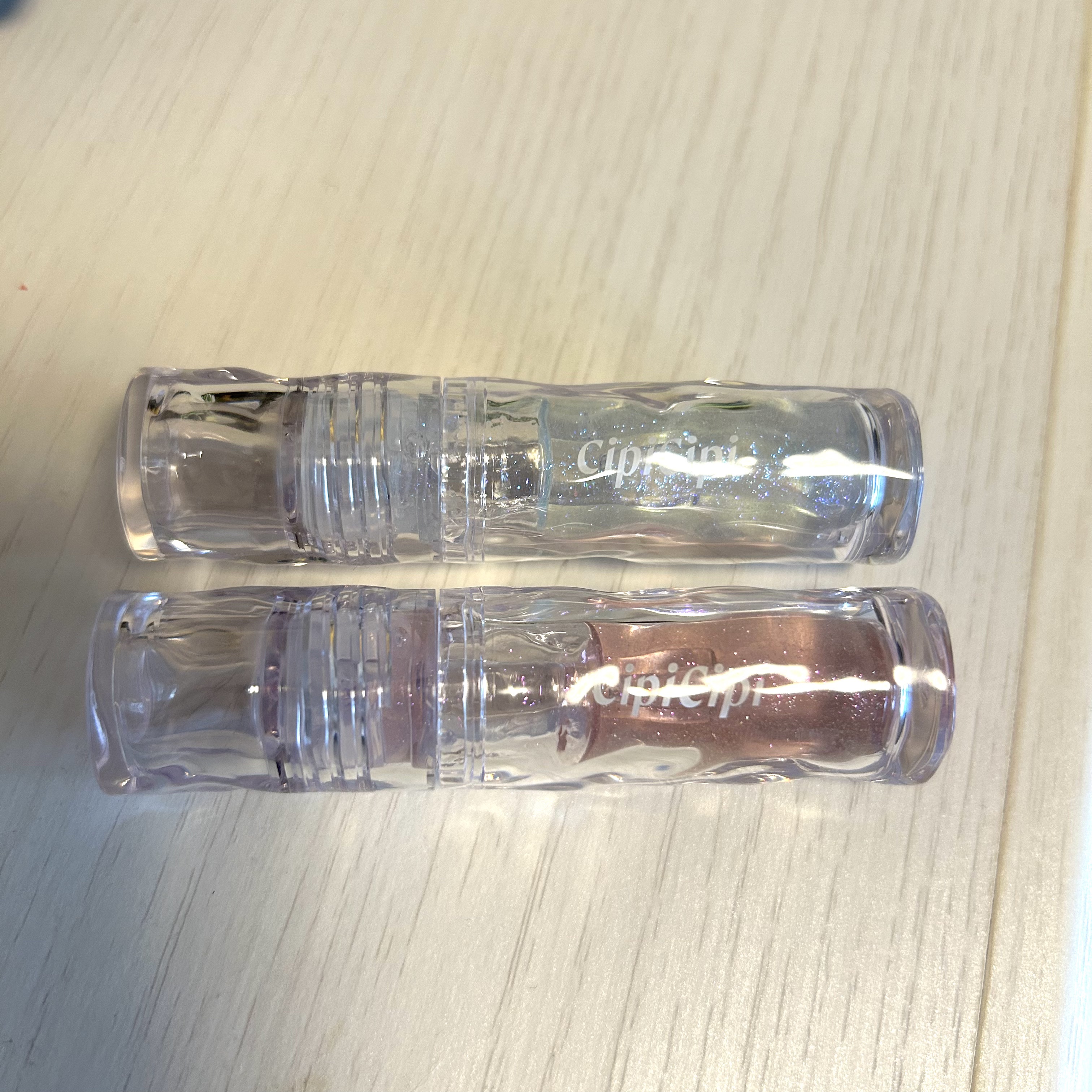 可愛すぎて２色購入。

唇がプルプルのツヤツヤになる。

甘い香り。
口に入ると苦いけど。

とにかく可愛い💕

