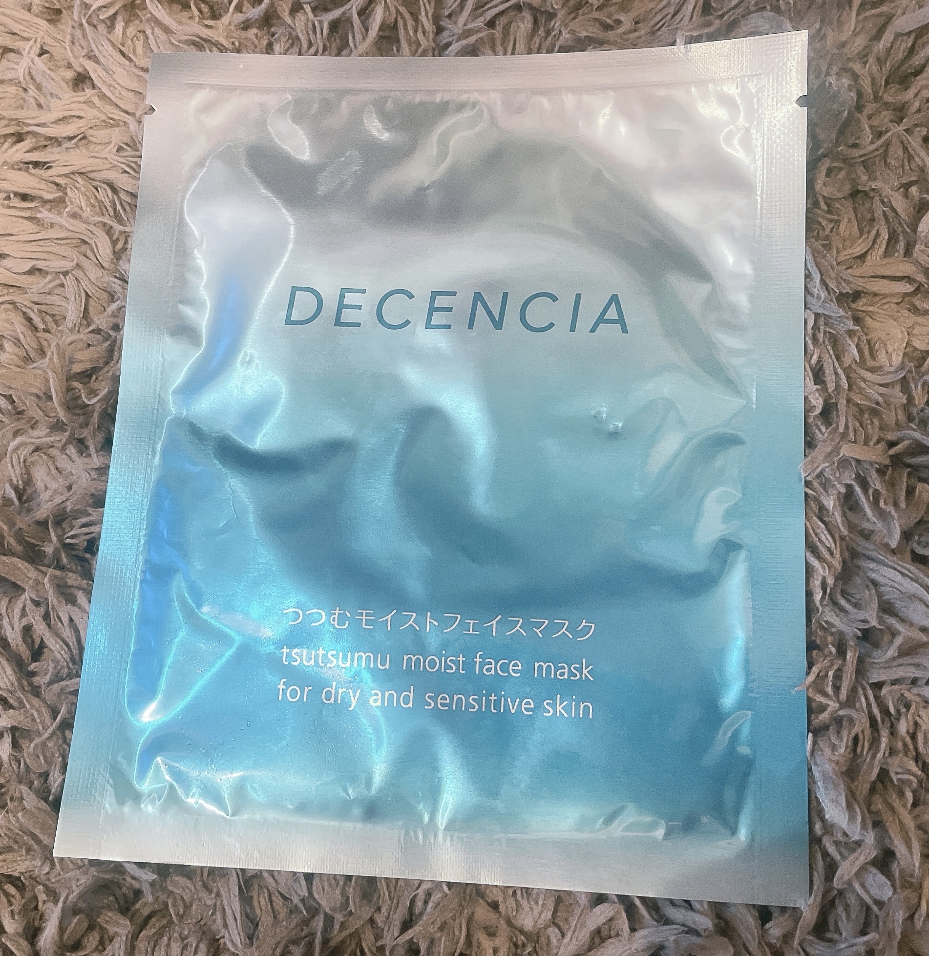 ディセンシア　つつむ　モイスト　フェイスマスク

ふっくら潤いのあるお肌へ整えてくれる集中保湿マスク🫧
こちら敏感肌用保湿マスクです

以前リンクルО／Ｌコンセントレート購入時に誕生日で特典として添えてくださっていたお品になります

目の