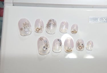 冬ネイルをダイソー商品+αでつくりました❄️

使ったもの✨
ネイルチップ オーバルタイプ  ダイソー
サンリオネイル マイメロ21ミルクホワイト  
                         