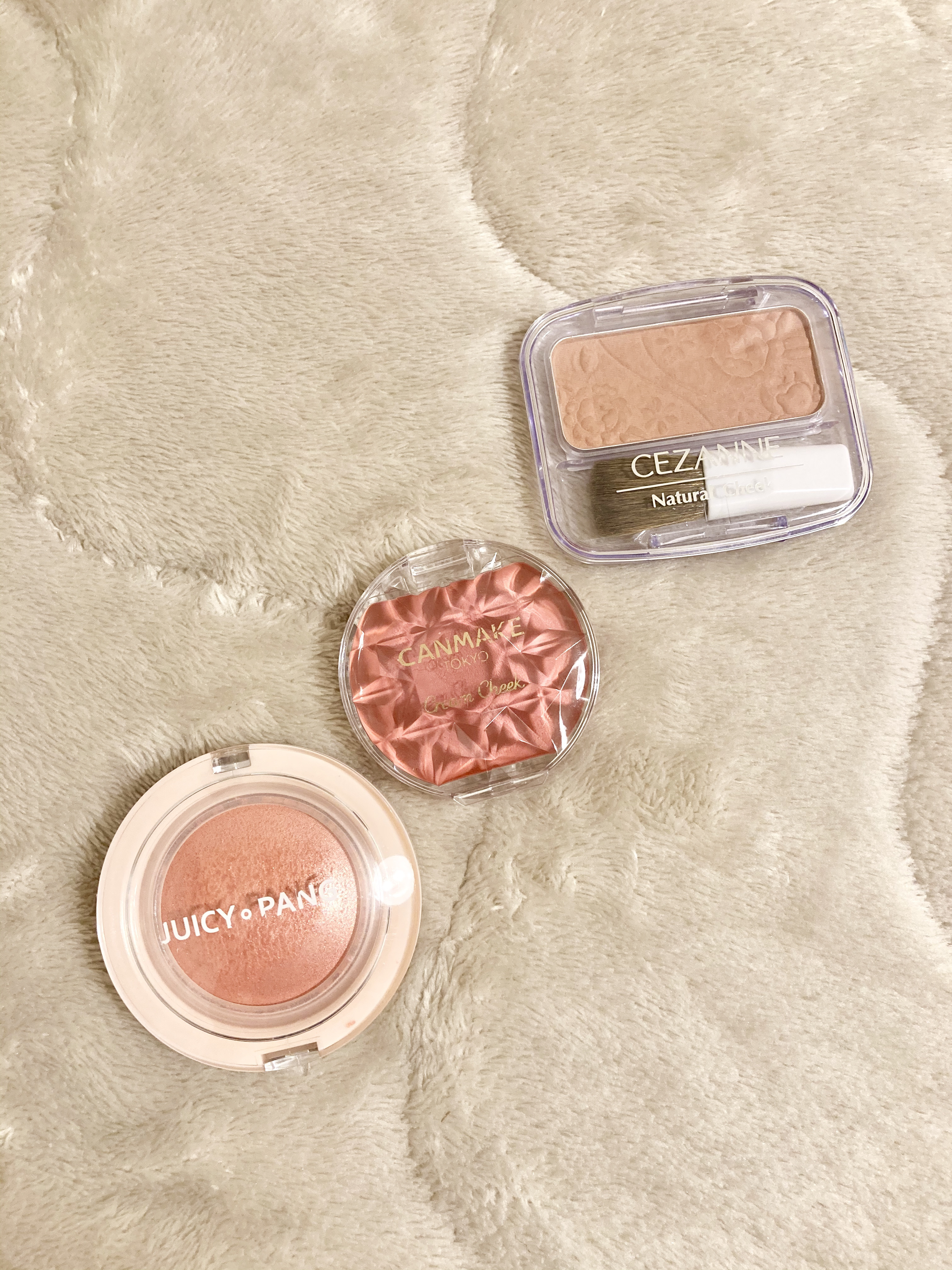 🌼毎日メイクで使用しているコスメ
（チーク）


右上から
☆セザンヌは発色おだやか
☆キャンメイクは色もちがイマイチ
☆アピューは個人的に色味がすきです☺️💕


#チーク
#プチプラコスメ 
#ドラッグストア