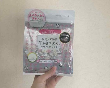 
☁︎ ホワイトローズの香り


ワタシの大好きな入浴剤です 
１つ前はピンクのを3回くらいずっと
使っていたのですが、
そろそろ他の匂いも試したいなあ
と思いホワイトローズに 


パッケージも可愛く