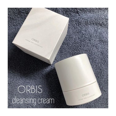 ‪⸜♡⸝‍‬

ORBIS 
Cleansing Cream 🤲🏻´-
オフクリーム🤍

雑誌とかでも結構高評価で人気だったメイク落とし👏

お肌の乾燥やメイク汚れをダメージケアして、
うるおいに満ちた柔らか肌へと導いてくれる𓈒𓂂𓏸♡

*☼*―――――*☼*―――――

うるおいキープ力の高い
「モイストリカバリー処方」を採用し、
汚れだけを見極めて落とすことで、
うるおいを守ってくれるそう😳✨
細胞間脂質にはなじまず、
メイク汚れだけになじむ
「セレクトクレンジング成分」配合✨

肌のうるおいを守りながら
ウォータープルーフメイクもするんと落とします。
また、うるおいを抱え込むヒアルロン酸Naに加え、
うるおいが逃げ出しにくいネットで
肌を守る「セラミドネットワーク成分」配合🤍゛
うるおい環境を整えてくれる優秀なクリーム👏

*☼*―――――*☼*―――――

お肌に馴染むとオイル状になります。
適度な保湿力もあり、
洗い上がりの突っ張り感もなし💖
香りは、無香料で気になりませんでした！

なんと、詰め替え用もあるそうです！
値段は少し高めでした🤕🩹

少し蓋が大きくて使いずらいかな？
衛生面を考えたらスパチュラ着いていたら
尚良かったかな？🥺！
でも文句なしによかったです！
マスカラは、少し落ちにくいかな？と思いました⸜🙌🏻⸝‍

低刺激なのでどの肌質の方でも大丈夫です！

*☼*―――――*☼*―――――

#ORBIS
#オルビス
#メイク落とし
#クレンジングクリーム 
#オルビス オフクリーム
#理想の肌へのスキンケア の画像 その0