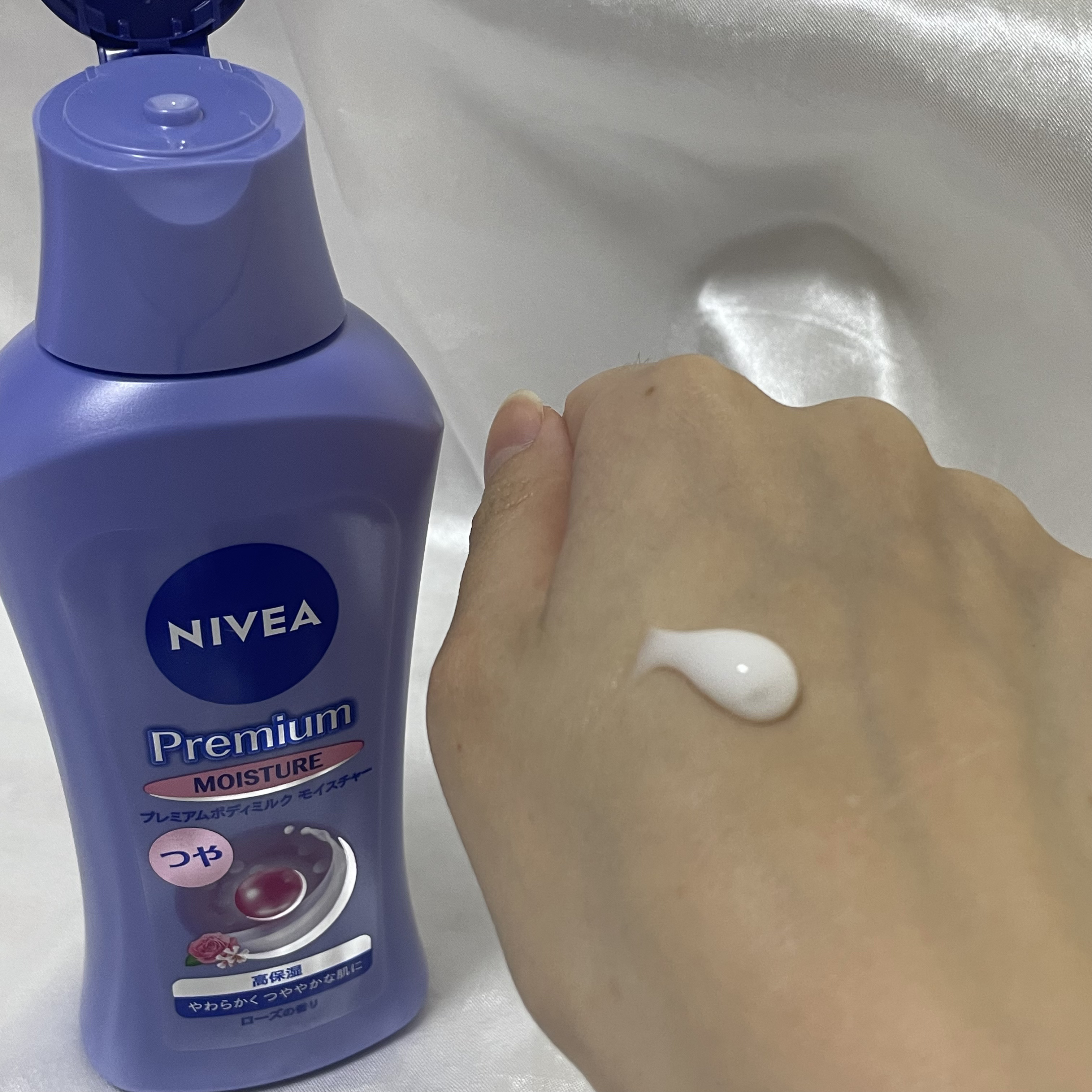 ニベア ニベア プレミアムボディミルク モイスチャーのクチコミ「ニベア花王さまからいただきました

うるおい艶肌が長続きボディミルク！
軽めのテクスチャで伸び.....」（2枚目）