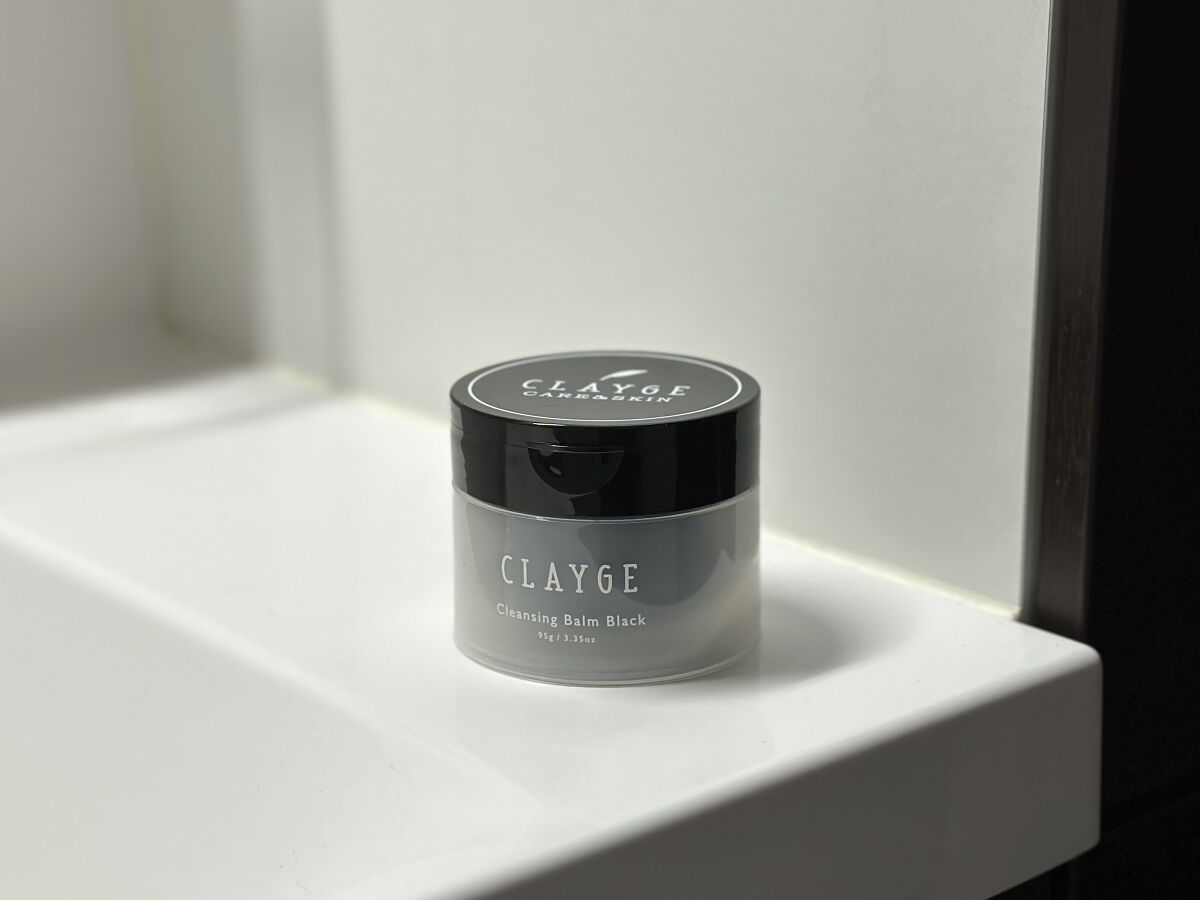 毛穴、黒ずみケア★
クレイと炭と酵素配合の濃密クレンジング。
"CLAYGE　クレンジングバーム ブラック"

蓋を開けると炭が入っているのでバームも真っ黒インパクトがあります。スパチュラ付きで手に取ると手の温かさでジュワッととろけていくよ