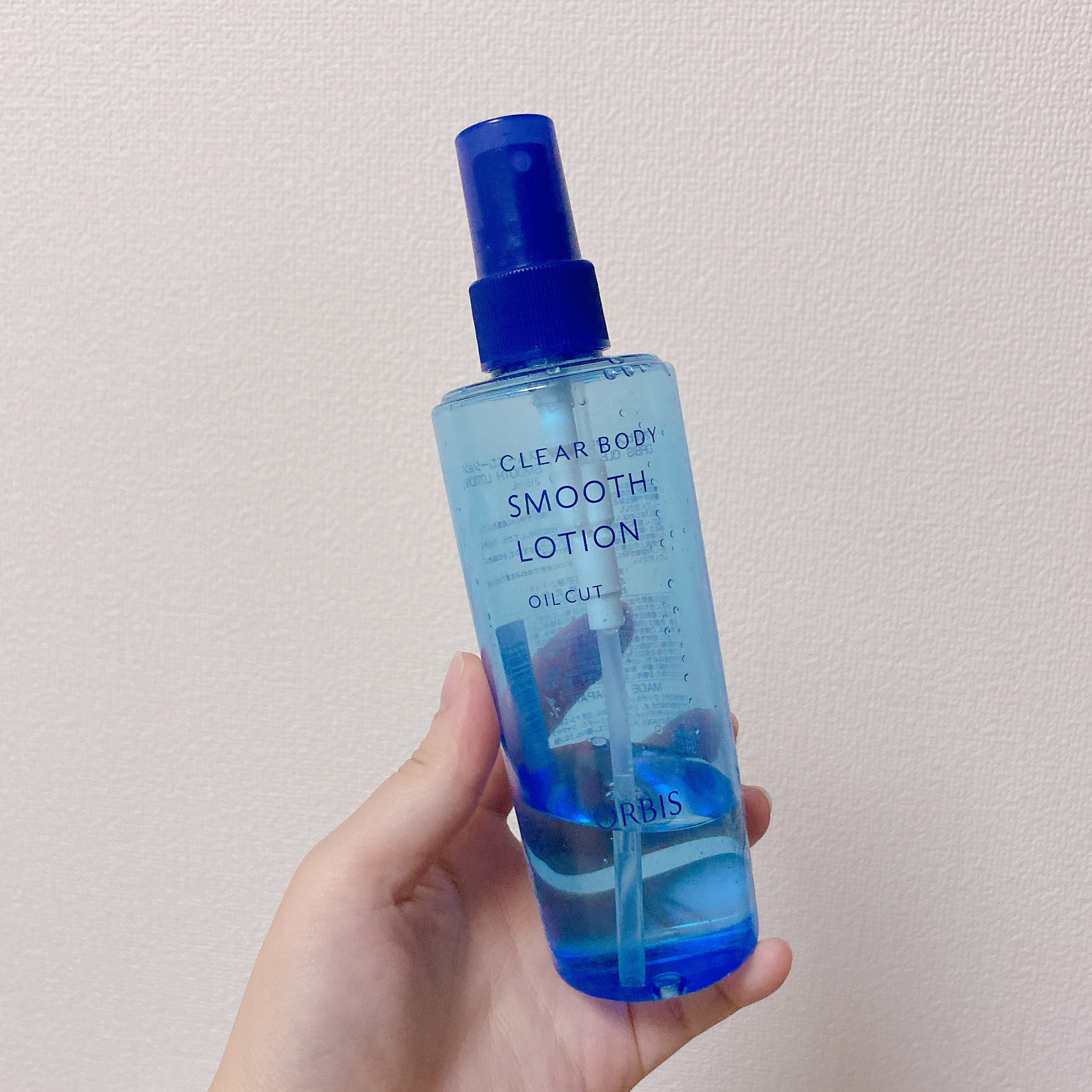 背中の保湿を高めたく数年前から愛用中
通算10本くらいはリピしてるかも🤭

逆さにしてもスプレー可能な点と
ニキビなど肌荒れ防止にも効果的なので
オススメしたいです！

スプレー缶だとゴミも分別が面倒。
あと暑い時期の保管が心配でしたが
