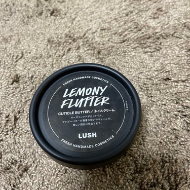 LUSH 檸檬の指先

先日気になってたこちらを購入🍋
もう最近は乾燥で指先の皮剥けが気になってきてます( ˘･з･)
どうしても洗い物などの水仕事で手荒れが避けれない。。
こちらネイルクリームと記載が