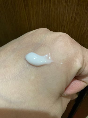 なかなか話題になりにくい場所ですが、LIPSショッピングで出会ってからリピ買いしています。

最初はオーガニックフレグランスって何？って思いましたが、これがフローラルのとってもいい香り！

お手入れ時間が楽しいんです♪

やわらかい感じのクリームが心地よくケアできます。

私は⭐️5個つけました❣️

#MAPUTI
#オーガニックフレグランスホワイトクリーム
の画像 その2