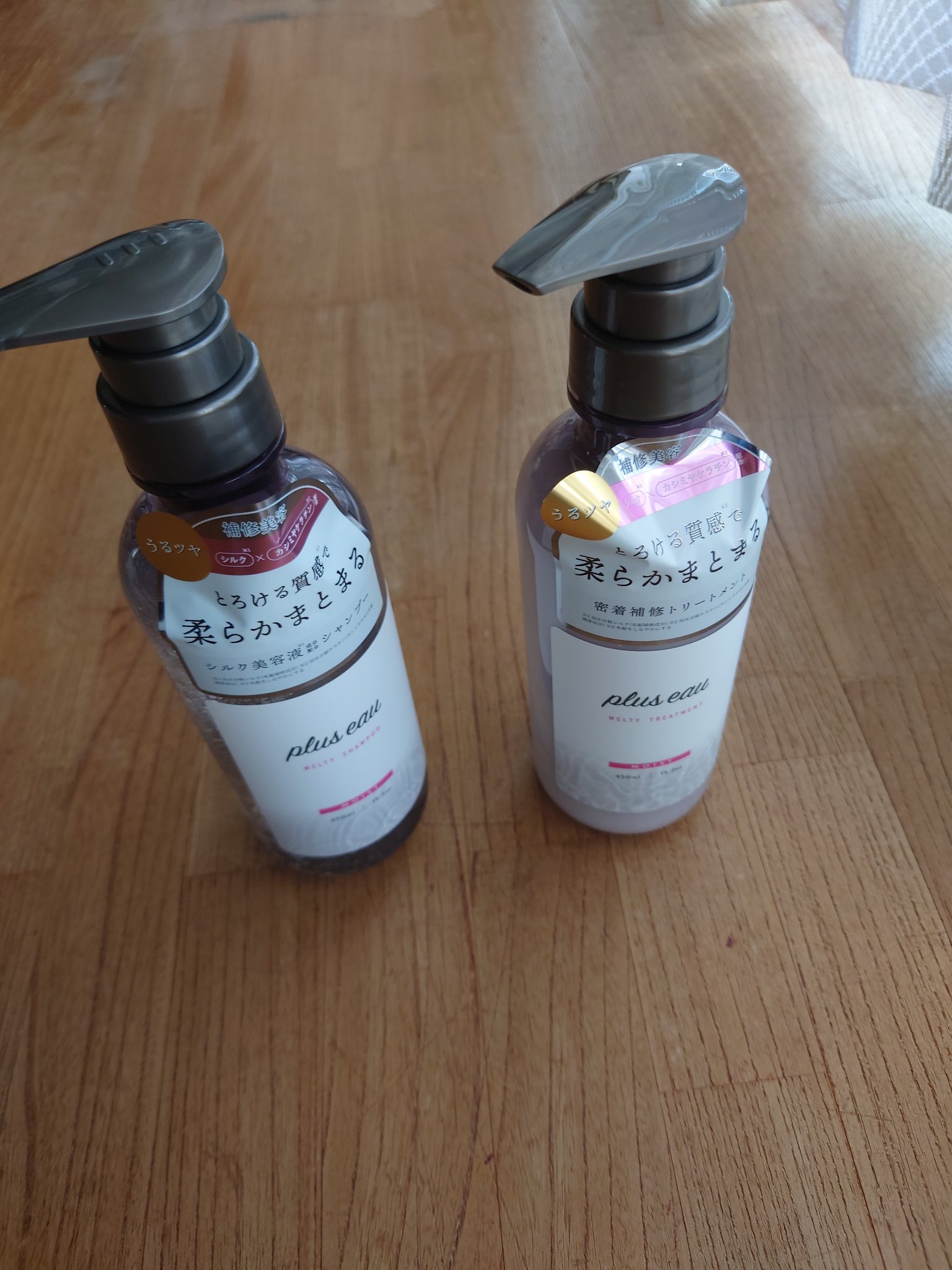 ✼••┈┈••✼••┈┈••✼••┈┈••✼••┈┈••✼
プリュスオーメルティシャンプー
まとまりよく柔らかに洗い上げるノンシリコンシャンプー
シルク美容液成分配合でとろけるような質感へ。
プリュスオーメルティトリートメント
翌朝までスル