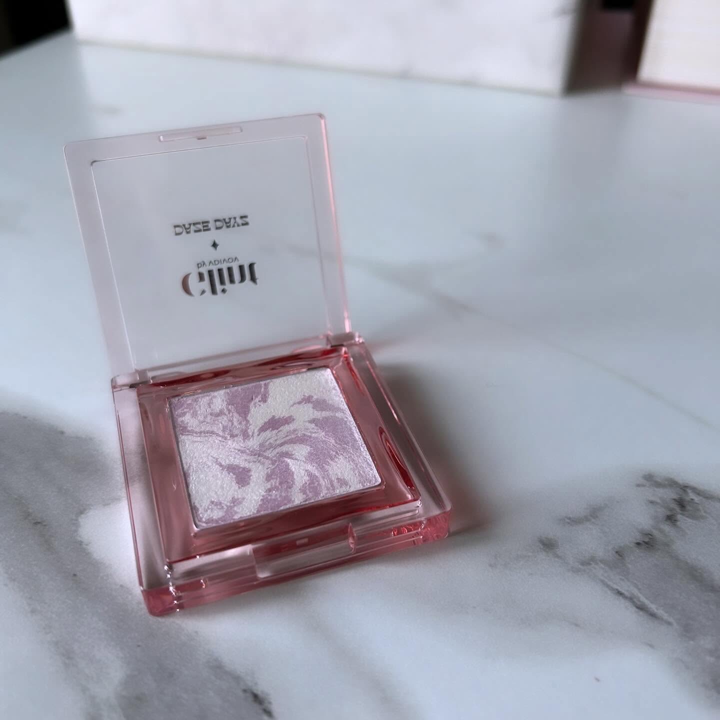 マーブルベイクドハイライター/Glint/パウダーハイライトを使ったクチコミ（2枚目）