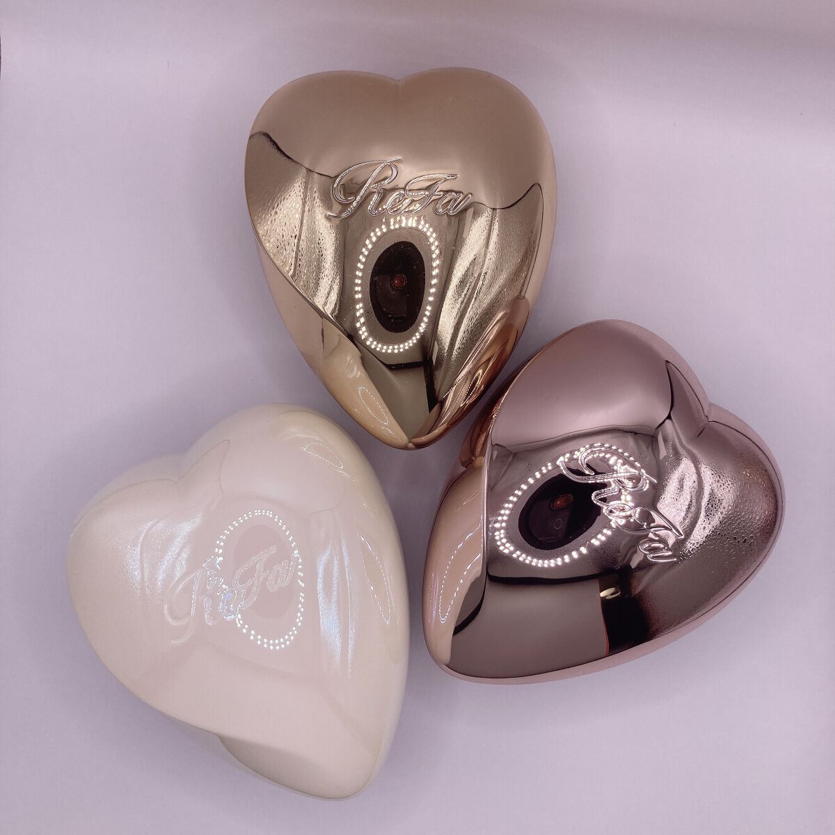 ReFa HEART BRUSH
新色もgetしました♡

大人気のハートブラシ新色get♥️

ブラシとしての機能は
前までのブラシと変わらず。

髪の毛の表面をやさしくとかすと
サラサラになっていい感じに。
毛量多い族としては
もう少し