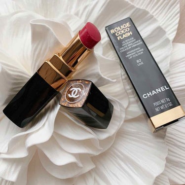 #CHANEL
#ルージュココフラッシュ
#LIVE 82

ルージュココシャインも好きでしたが、フラッシュはもっと好き💄💓

LIVEは赤すぎず薄すぎず、本当に万能な色。
1度塗りは自分の唇の色にほん