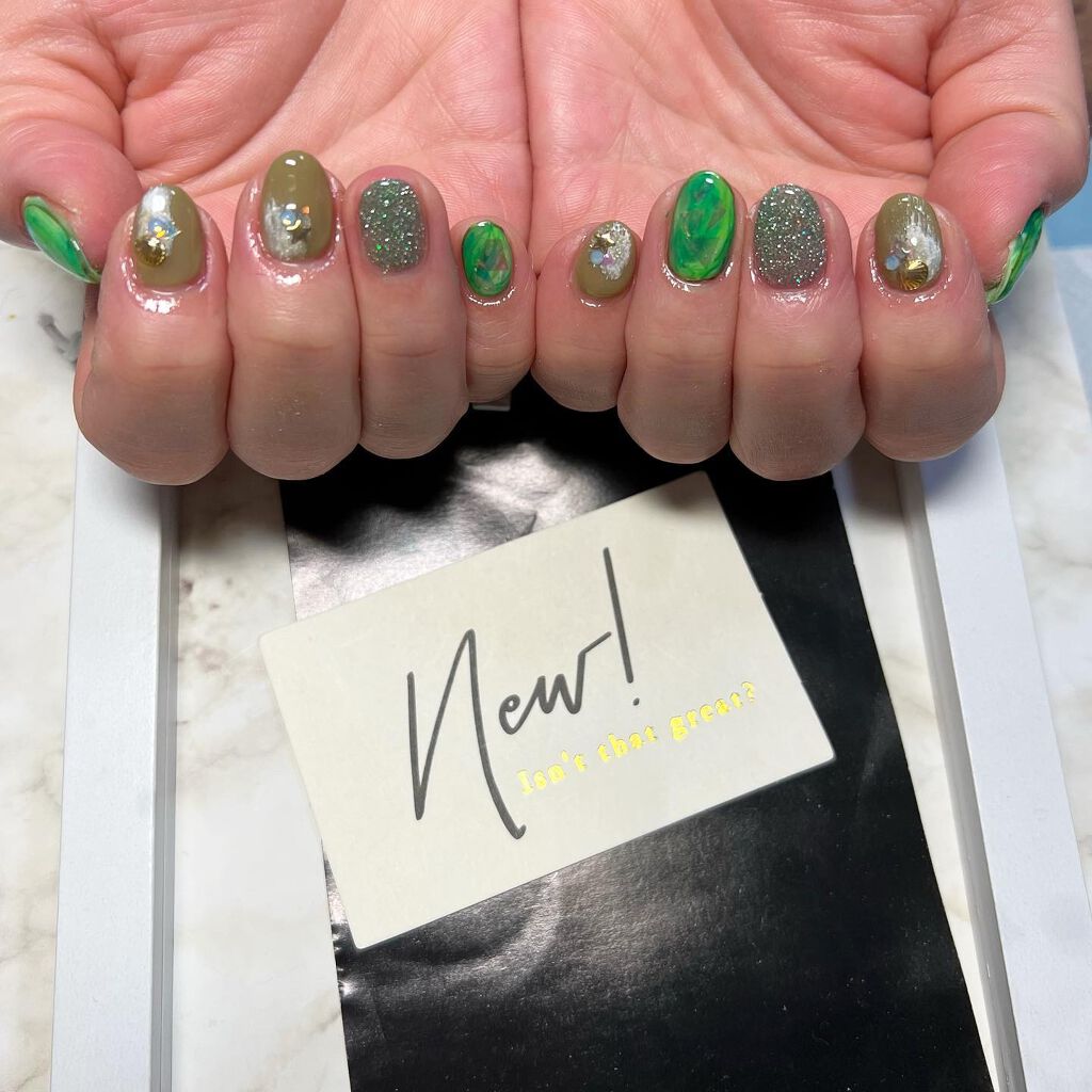 cst on LIPS 「#💚#夏ネイル#greennails#glitter💅#ネイル..」(1枚目)