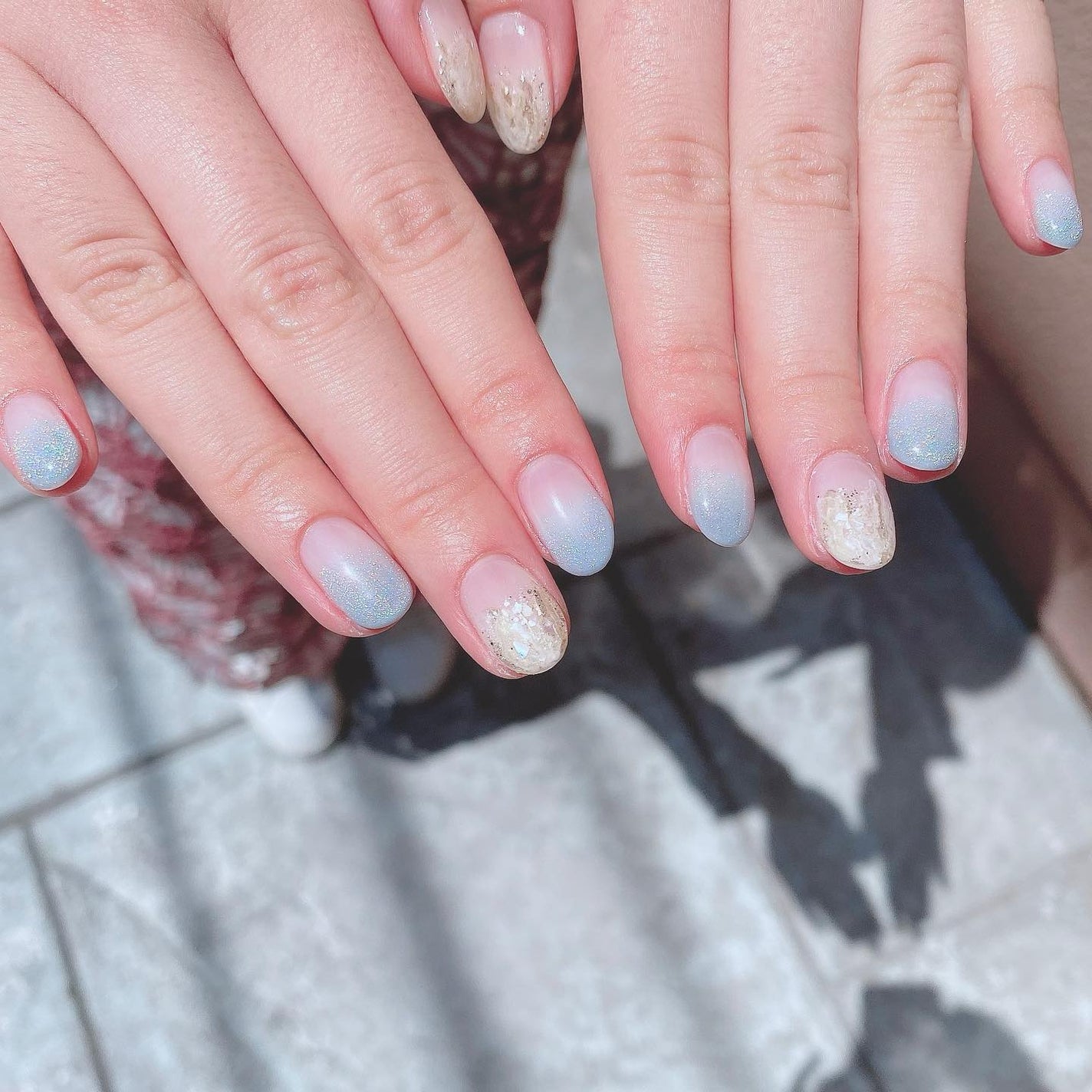 kanna on LIPS 「・・・大人ニュアンスさわやかネイル〜💙🤍ベースデザインはグラデ..」(1枚目)