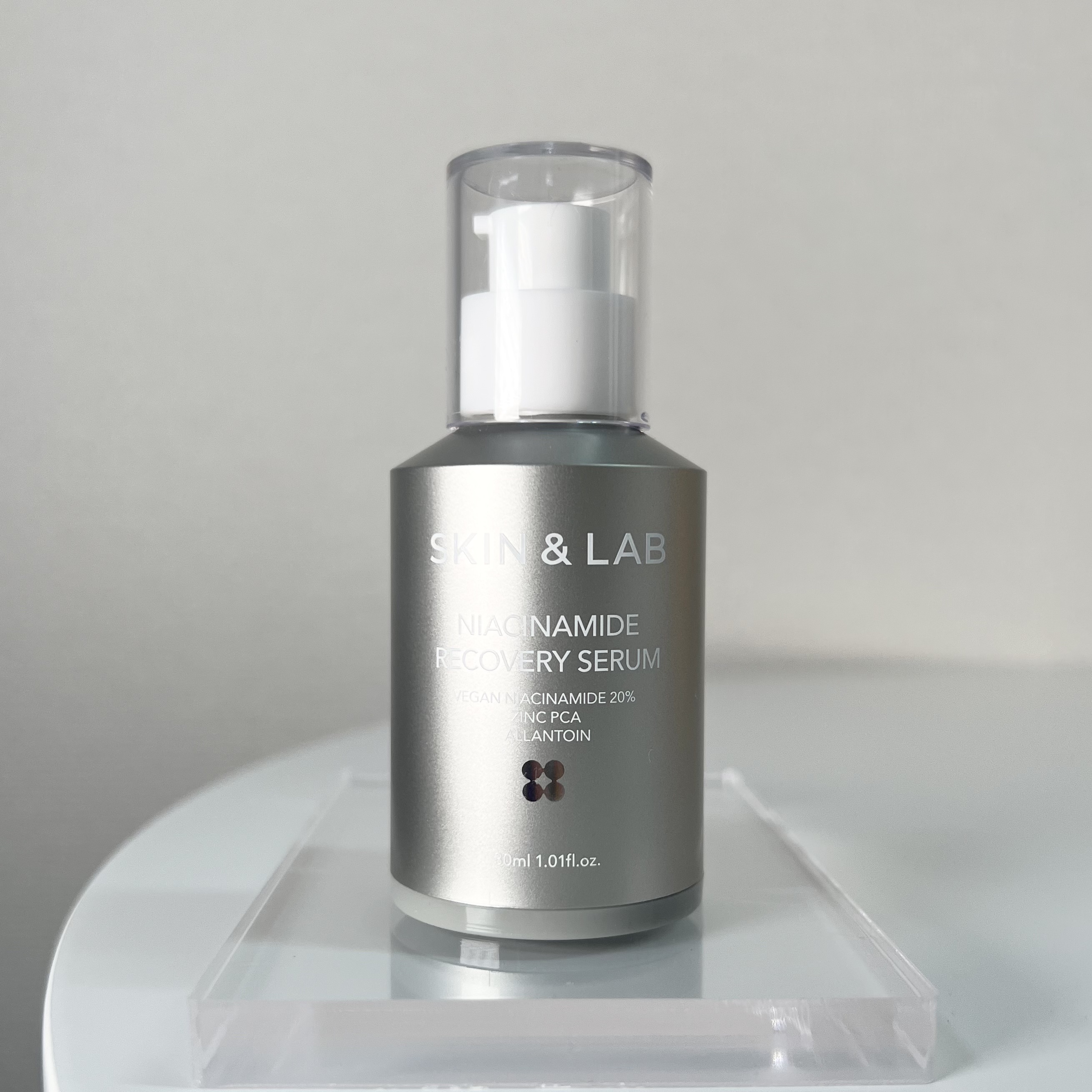 SKIN&LAB
ナイアシンアミドリカバリーセラム

あらゆる肌トラブルに良いとされる、ヴィーガンナイアシンアミドを20％も配合した美容液✨

ナイアシンアミドとジンクPCAのシナジー効果により 過度な皮脂をコントロールしてるらしく、キメの