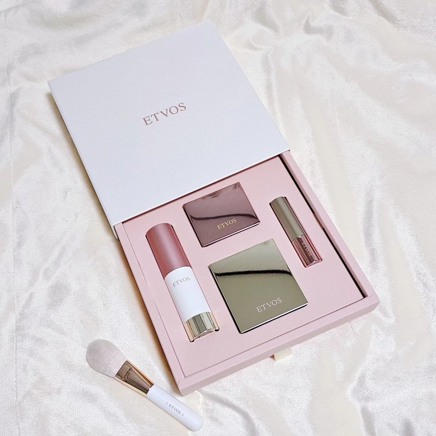 ホリデーコフレ2023〈カームピンク〉/エトヴォス/メイクアップキットを使ったクチコミ(1枚目)