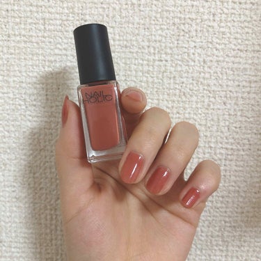 前々回の投稿と同じネイルホリックのBR311番です💅

この色はこっくりしたブラウンとオレンジを足したような色で、秋冬にぴったりな色だと思います❣️

写真は一度塗りです
ネイルホリックのものは一度塗り