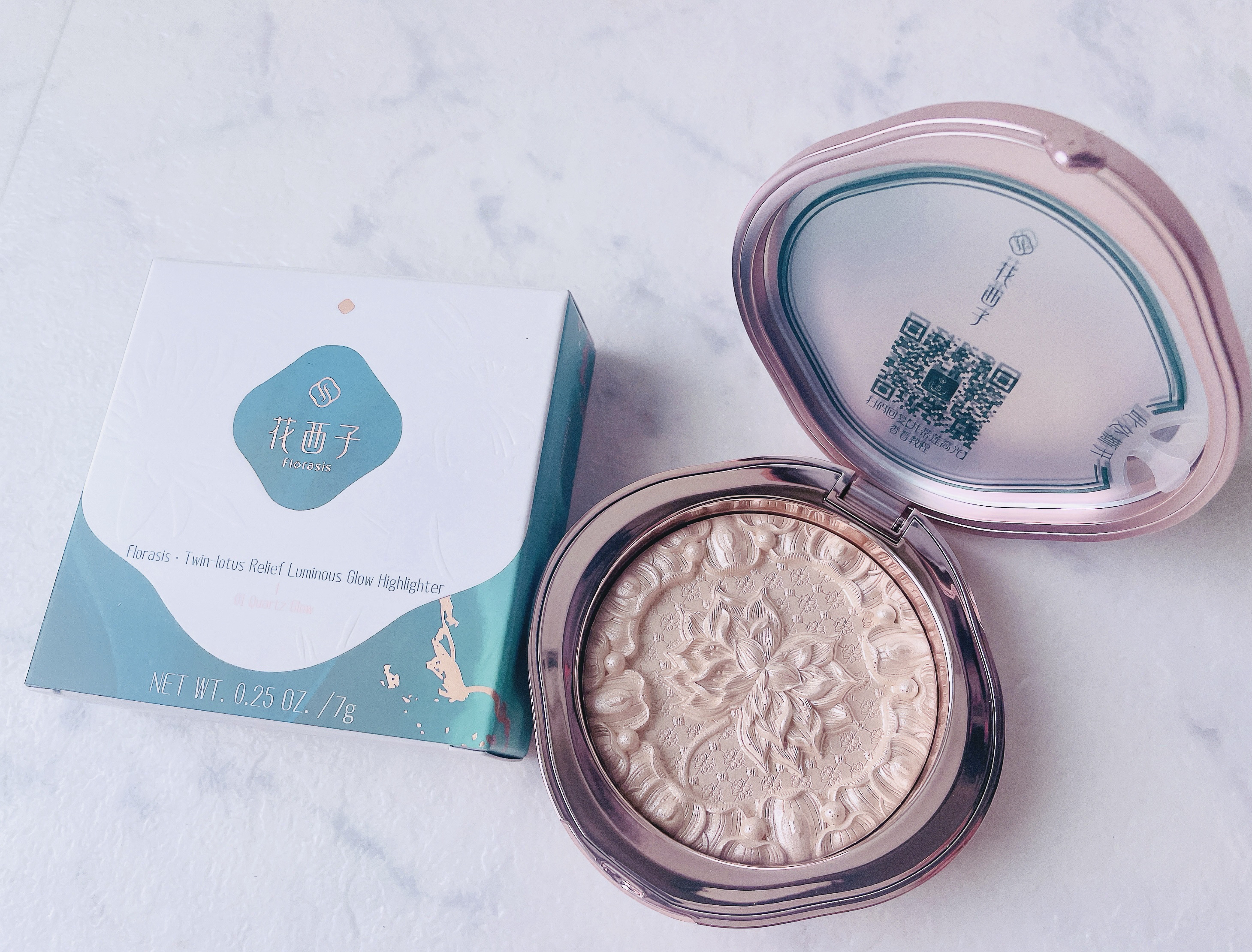 
双蓮彫刻ハイライト01クオーツ

双蓮の浮き彫りかとっても綺麗で、使うのがもったいなく感じてしまう。(´∀｀*)

しっとりした柔らかい粉質、ピタッと肌に密着してくれます。
輝きがすごく綺麗だけど下品ではなく、透明感をあげてくれる光沢感。