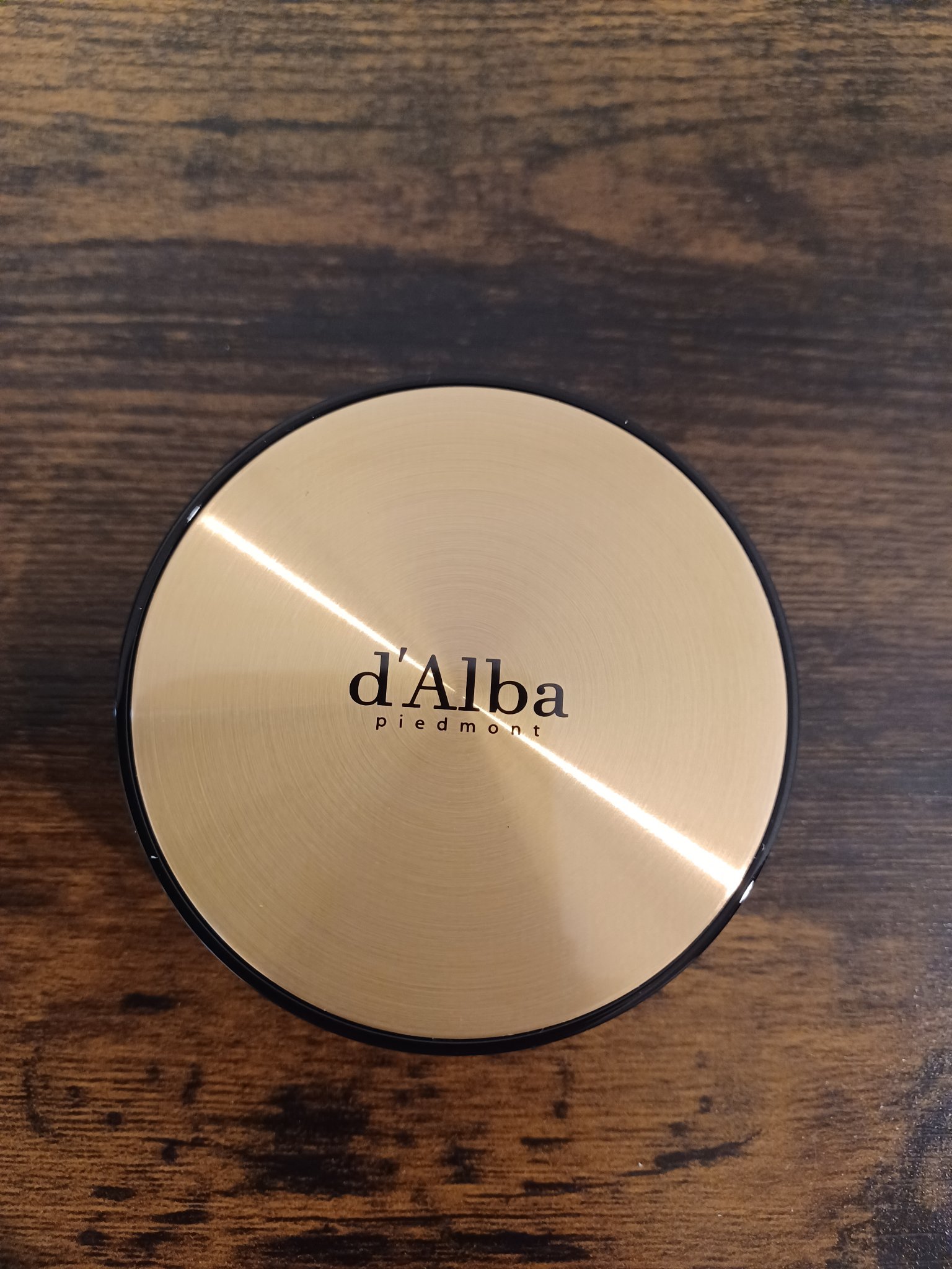 ダルバのグロウフィットセラムカバークッション。
色は21アイボリーです。
しっかりと肌をカバーしてくれますが、厚塗り感はありません。
綺麗な艶肌を作ります。
紫外線が徐々に気になるため、SPF50+・PA++++も嬉しいポイント。
パフがも