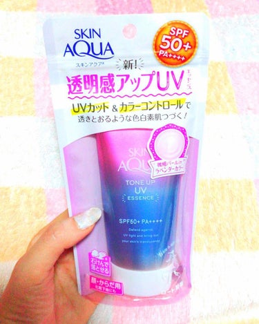 ランキングで高評価のSKINAQUAの透明感アップUVエッセンス！
日焼け止めとは！？と思い、買ってみました！

微細パールinラベンダーカラー

白浮きはしないけど、ほんのりパールで可愛いかな？
匂い