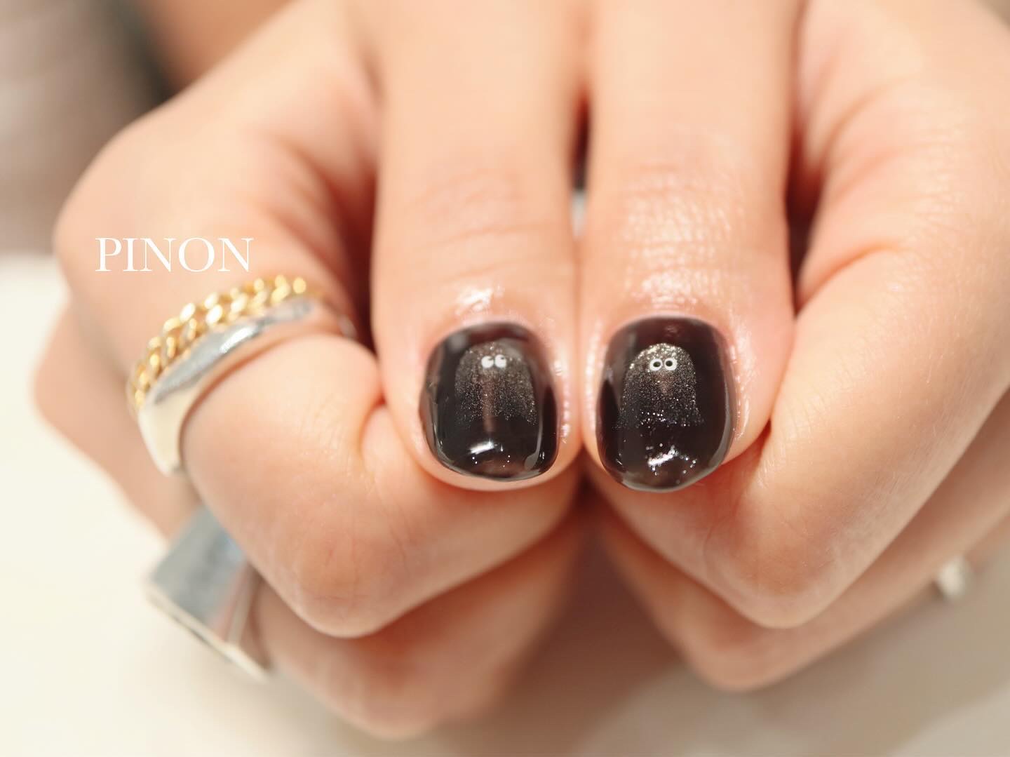 #秋ネイル,#ハロウィンネイル,#おばけネイル,#黒ネイル,#マグネットネイル,#ラメネイルのネイルデザイン