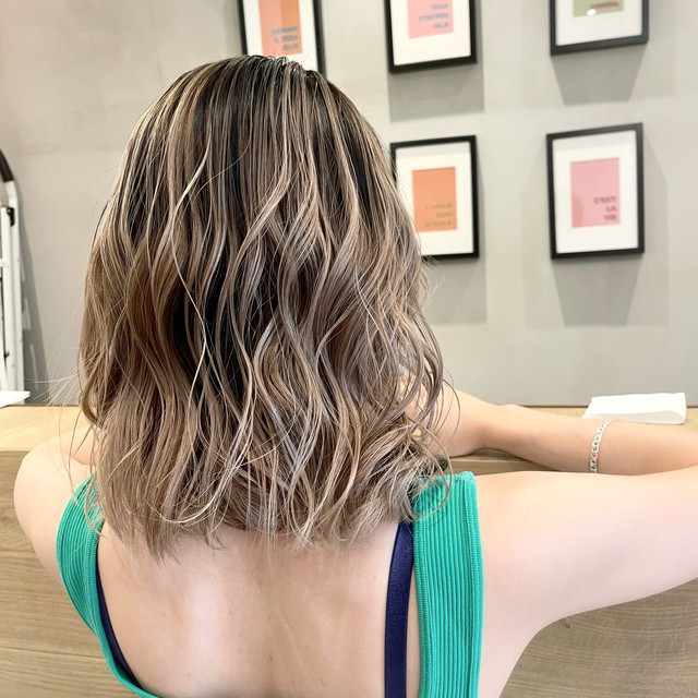 バレイヤージュのセミロングヘア