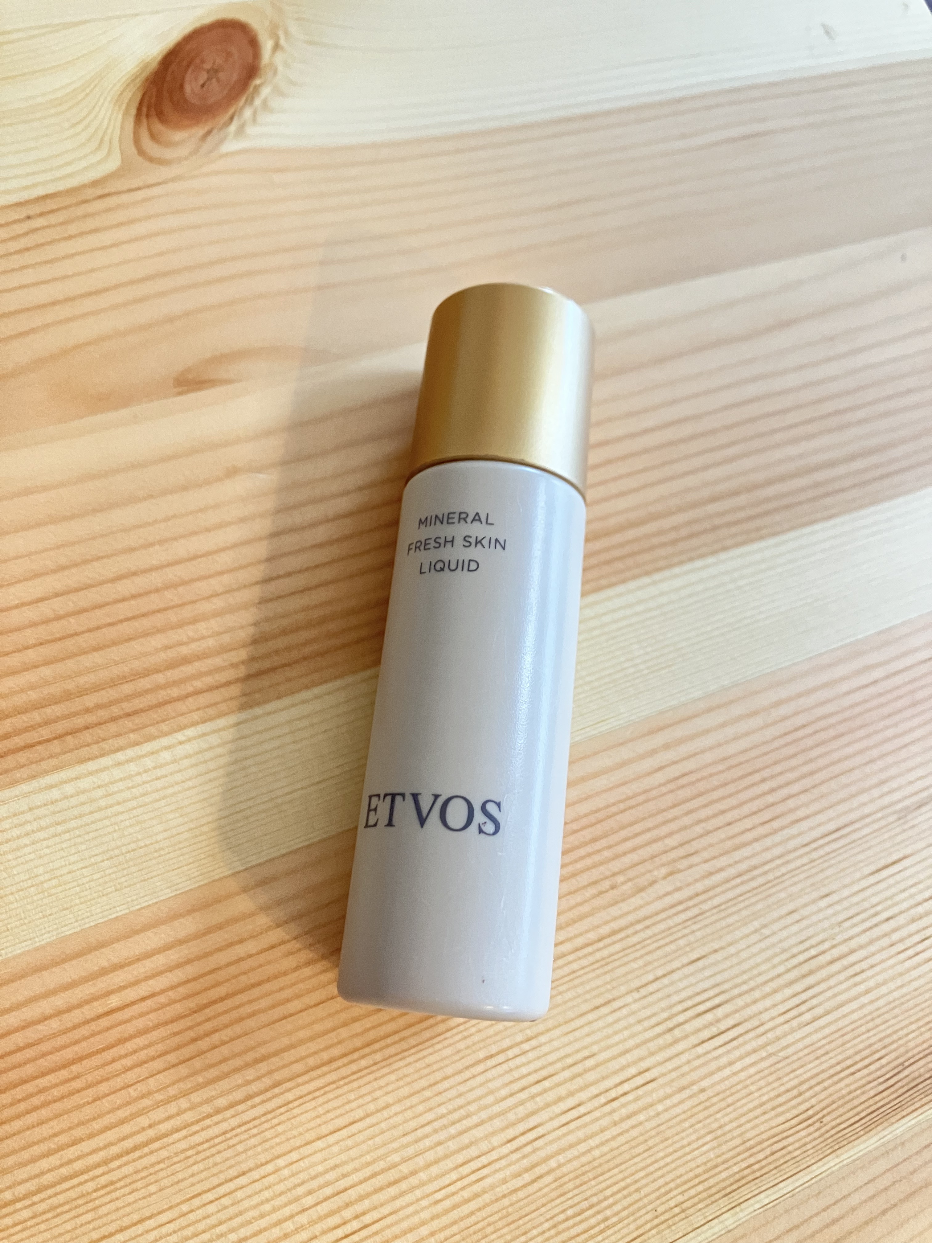 こんにちは！日本化粧品検定1級のりほです🙌🏻 ̖́-‬

✨️エトヴォスミネラルフレッシュスキンリキッド

色味はナチュラルピンクを使用しています。

え、こんなに小さいの？というくらい小さめなパッケージですが…

ほんのちょっとで伸び