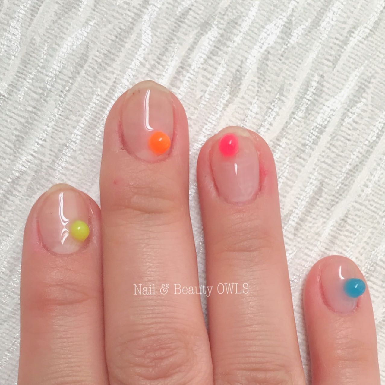 ぴよこれいと あうるす on LIPS 「ネオンのポチポチも可愛い❤️#カラフルネイル#colorful..」(2枚目)