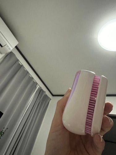 TANGLE TEEZER
コンパクトスタイラー　ピンクシェル


ムービーあり！
無加工、無編集　すぎて
リアルが伝わるはず！！！


１回くし通しちゃったあとに
撮ったから
ビフォアわかりづらかなってしまった、反省

すみません。


でも！！ブリーチ毛で
1ヶ月に１回カラーしてたから
イタみは想像したらわかると思いますが
なのに、このくし1個で
イタみがなくなった、、こっわ😮😮😮😮


くしに3000円かけるのこそ
こっわ😕て思ったけど
ドンキで見かけて、ホームケア大事だと
言い聞かせたら美容院の極上トリートメントとか
不要になった。
結果、コスパ良すぎ

トリートメントに💰かけられるなら
コレ買えばよかった。

まじで愛用する。


これは、やっばい。🤧🩷🩷🩷🩷🩷🩷🩷🩷🩷🩷🩷🩷


#tangle_teezer(タングル_ティーザー) 
#コンパクトスタイラーTEEZER
#正直レポ　 #髪のお悩み解消テク  #目指せうるちゅる髪 の画像 その2