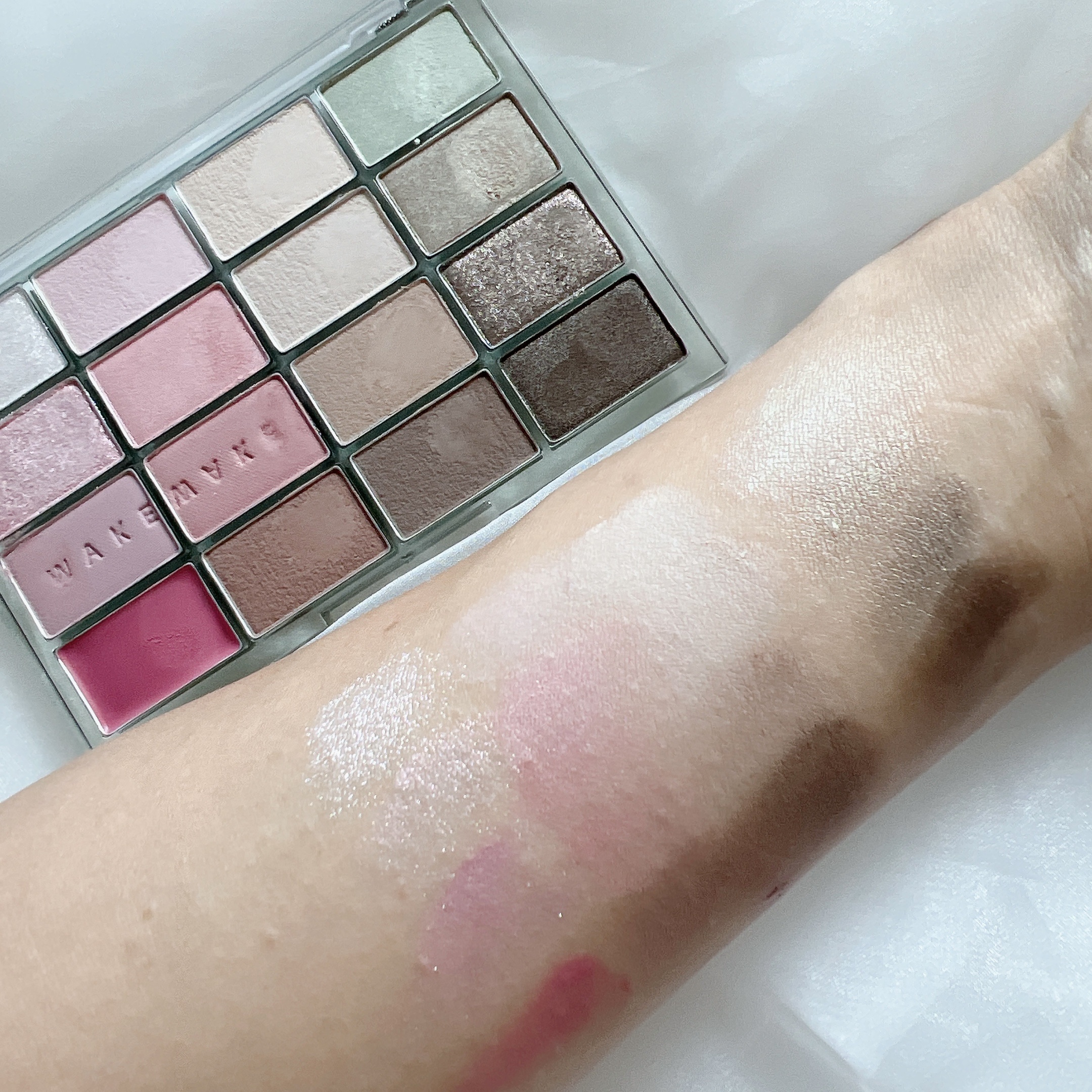 ソフトブラーリングアイパレット/wakemake/アイシャドウパレットを使ったクチコミ（3枚目）