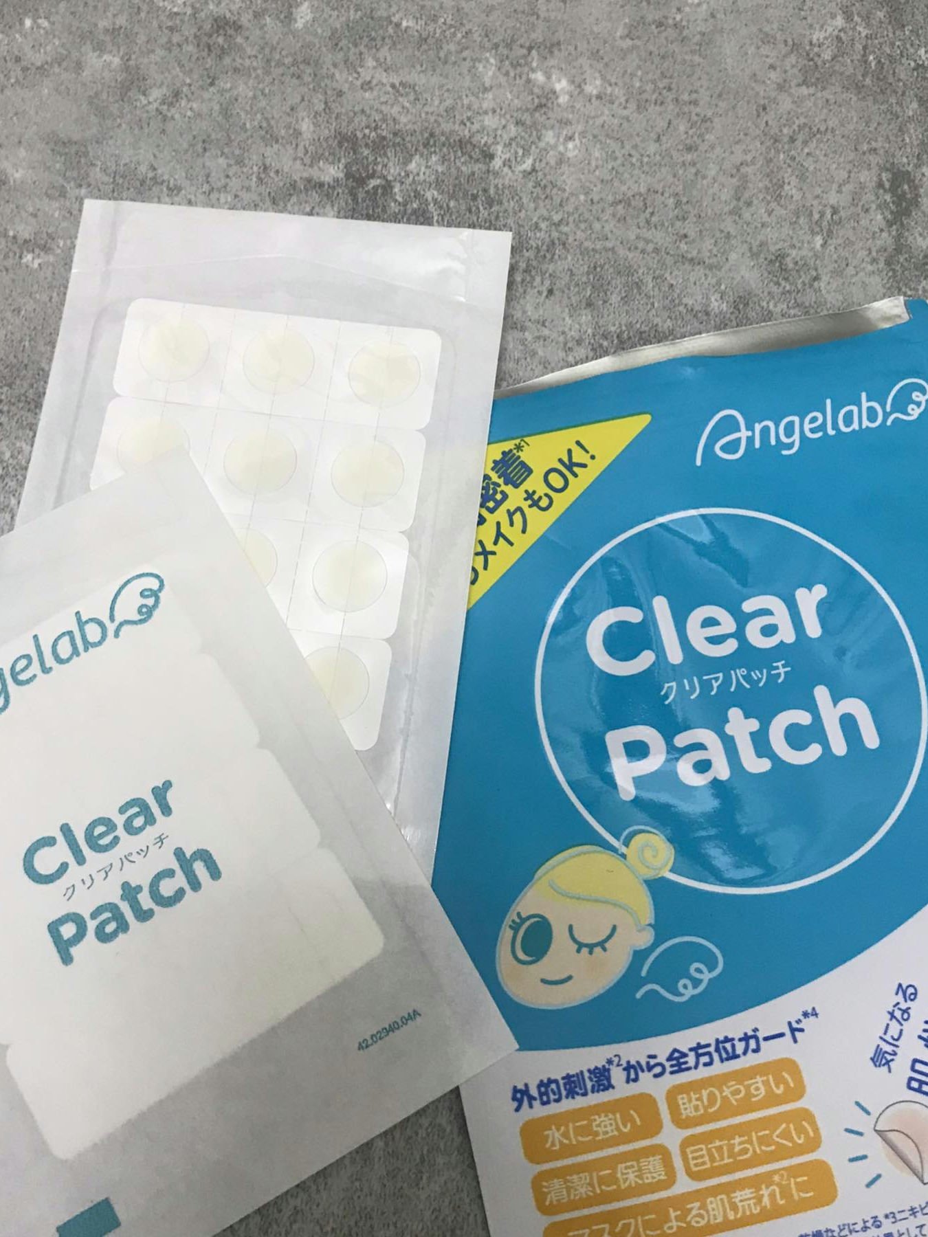 Clear Patch

できてしたったニキビ、吹き出物、コンシーラーで隠すでもいいけどそれも刺激になりそう…

そんな時にこれをはると

目立たなく
そして
保護してくれる。

24枚入りで12枚ずつに分かれてます。
ほんと貼った後目立ち