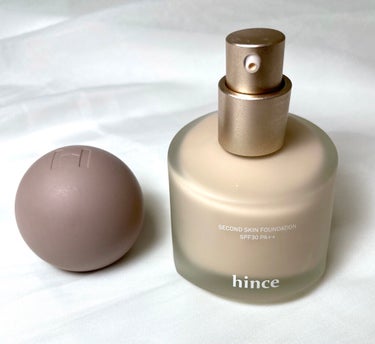 hinceからついに待望のファンデーションが登場！

hince
Second Skin Foundation
17porcelain

tobibiです。大好きなhince様からリキッドファンデーションが出たので購入しました！
私は色が白めなので明るめの17ポーセリンを購入しました☺️

結論から言います。
今まで使ったファンデーションの中で1番いい！！！
肌がすごく綺麗に見えます🙌

テクスチャーは水っぽいですが、時間とともに肌に馴染んでいきます。
つけた時は凄くしっとりですが、5分くらいするとツヤ肌よりのセミマットみたいな感じの仕上がりになります！
伸びもいいのでワンプッシュで十分です☺️
あとフローラル系のいい匂いがして塗る時幸せです！

カバー力はすごくあるわけでもありませんが、薄づきでも肌を綺麗に見せてくれます！
シミ、そばかす、クマはコンシーラーでカバーする必要があります😭
毛穴など肌のムラはカバーしてくれます✨

マスクにも付きにくく、化粧直しなしでも1日あまり崩れないです🥺
マスク生活でよく頬のファンデがよれたり、汚くなってしまうのでとても嬉しいです👏🏻

使ってみた感想としては (☆5が最高)

伸び ☆☆☆☆☆
カバー力 ☆☆☆
素肌感 ☆☆☆☆☆
よれにくさ ☆☆☆☆☆
保湿 ☆☆☆☆
綺麗に見せてくれる度 ☆☆☆☆☆
持ち運び ☆☆

こんな感じです☺️

こんなに肌を綺麗に見せてくれるファンデーションがあるんだっていうことに感動しました😭✨

塗り方は私は手か、購入の際にもらったファンデーションブラシを使っています。
hinceの新製品を購入した時についてくるプレゼントは毎回豪華で絶対ハズレがないです！！
今回のファンデーションブラシもふわふわなのに軸がしっかりしていてファンデーションを綺麗に伸ばしてくれます☺️

個人的には  
ファンデーションブラシ＞手＞使い捨てパフ

の順で仕上がりが綺麗だと思いました！
使い捨てパフだと吸収してしまって上手く伸びませんでした😭
手の方が綺麗に塗れます🙌


そしてそして！
今回hince製品を6000円以上購入するとリップ1本無料でもらえるキャンペーンもやっていました！
私はファンデーションとコンシーラーを購入して6200円くらいの購入金額になったのでムードインハンサーリキッドグロウ アンロックをもらいました！(色はアンロックのみ)
あとファンデーションブラシ、コンシーラーブラシももらったのですごくお得に買えた気がします🥰  

今ならhince製品を買うだけでファンデーションサンプル(17、21、22、23の4種類セット)がもらえます！
一緒に透明なカラーチャートみたいなものも、もらえるので手の甲や頬に重ねるだけで自分にあった色を見つけられます✨
本当に透明なカラーチャートみたいなやつが優秀だったので、タッチアップやテスターが使えない今の時期に日本でも流行って欲しいなと思いました🤭

また購入したコンシーラーもレビューしたいと思います😉


#hince#ファンデーション#セカンドスキンファンデーション#17#porcelain#韓国コスメ #春コスメ購入報告  #ナチュ盛り最強アイテム の画像 その1