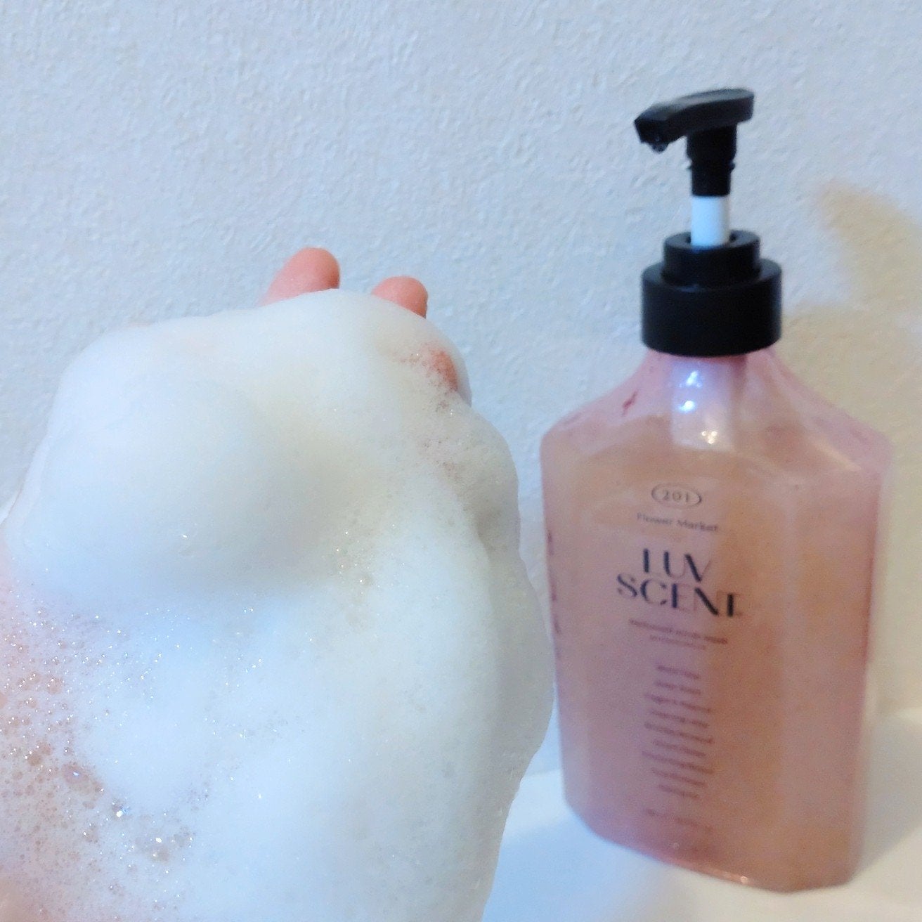 スクラブボディウォッシュ フラワーマーケット ホワイトチューリップ/LUV SCENT/ボディスクラブを使ったクチコミ(6枚目)