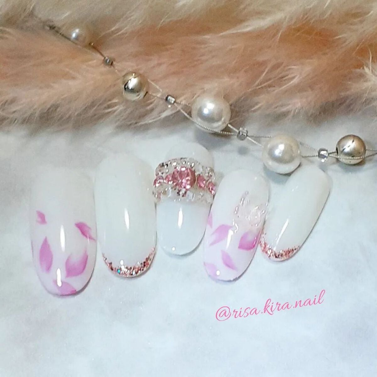 r.kira.nail on LIPS 「🤍🤍🤍春だね~🌸花びらネイルも可愛い💞花粉には勝てずお客様にご..」(1枚目)