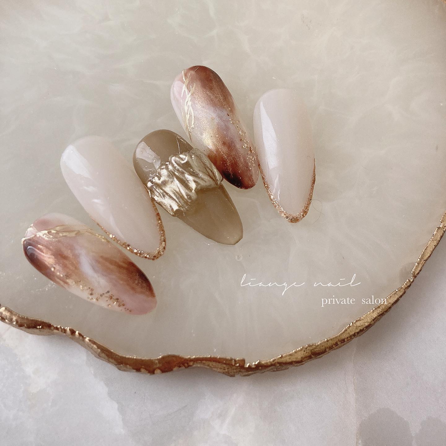 #ネイル,#秋ネイル,#大人ニュアンスネイル,#ニュアンスネイル,#ジェルネイル,#ミラーネイル,#天然石ネイル,#リングネイル,#アクセサリーネイルのネイルデザイン