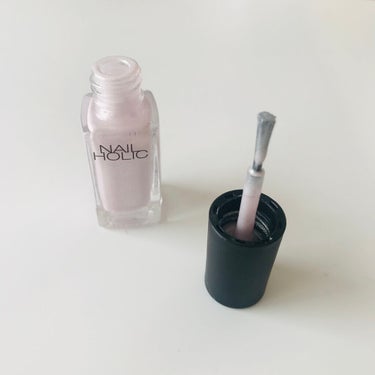 ネイルホリック ネイルホリック Chic colorのクチコミ「
▪️NAIL HOLIC▪️
ネイルカラー : PU 111


こちらは、とても細かなゴー.....」（2枚目）